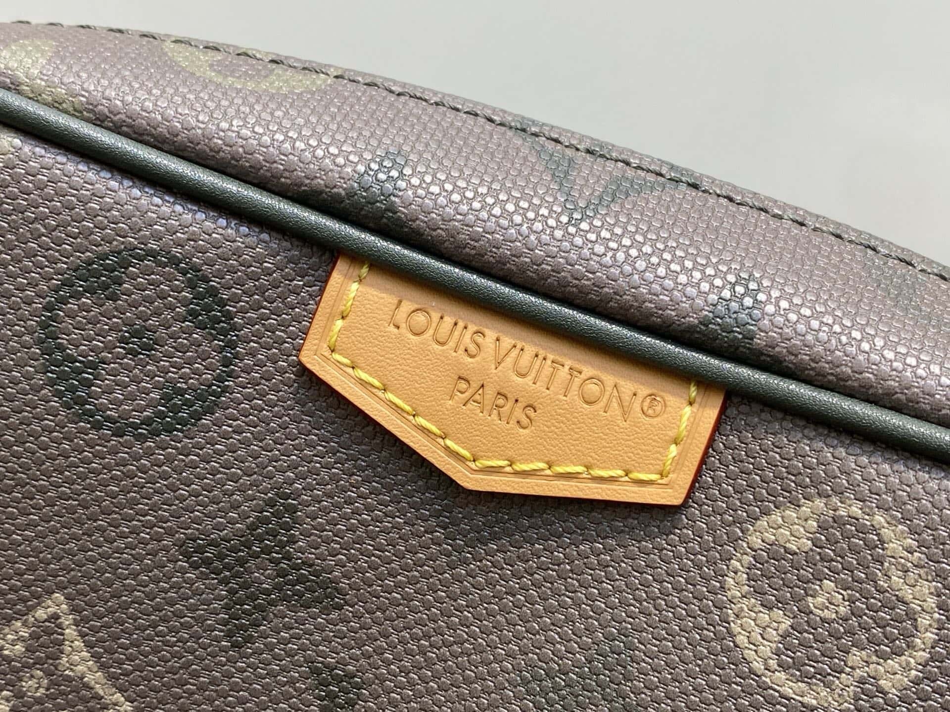 LV M26937军绿色 Trocadéro Wearable Wallet 邮差手袋