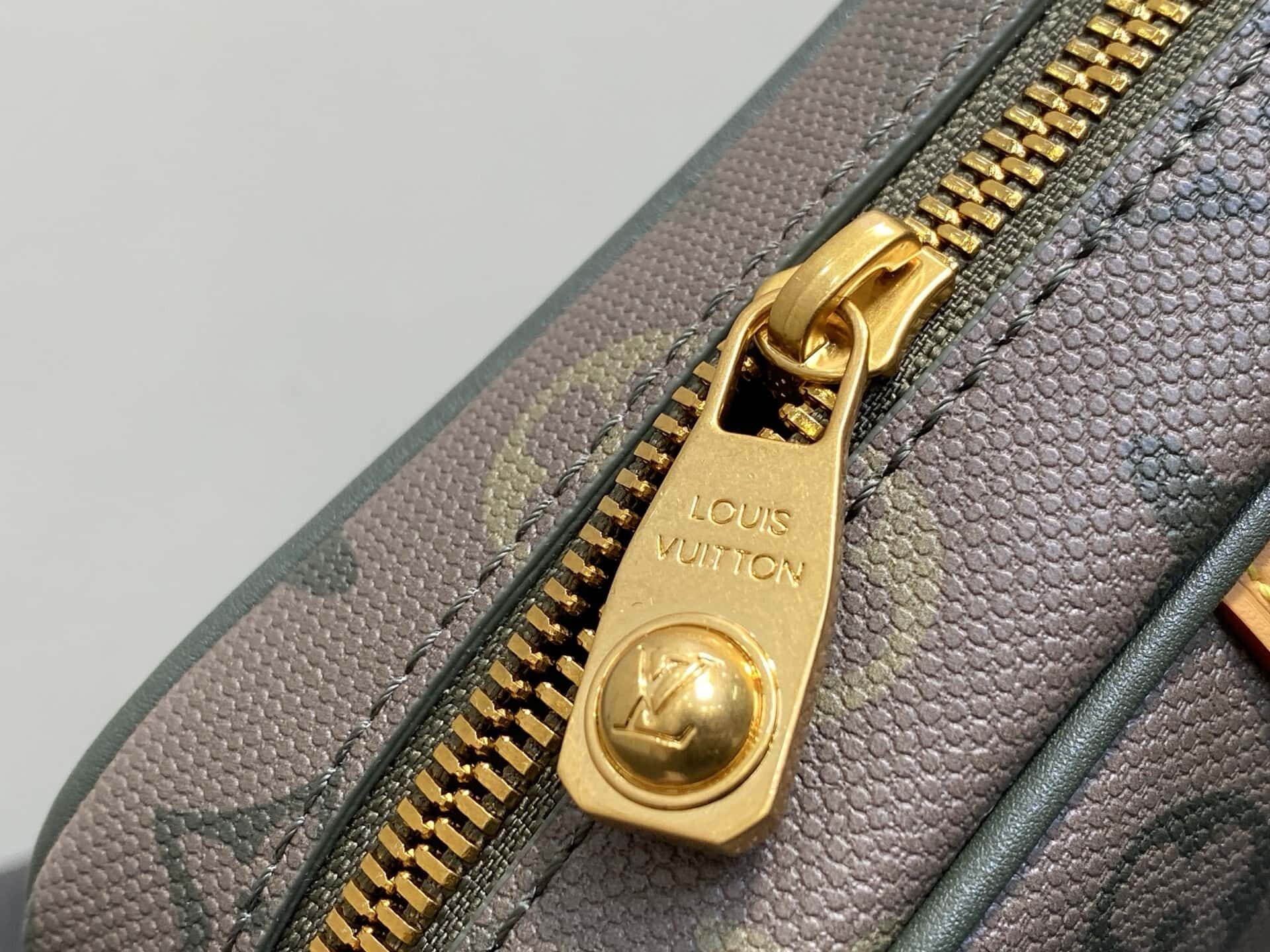 LV M26937军绿色 Trocadéro Wearable Wallet 邮差手袋