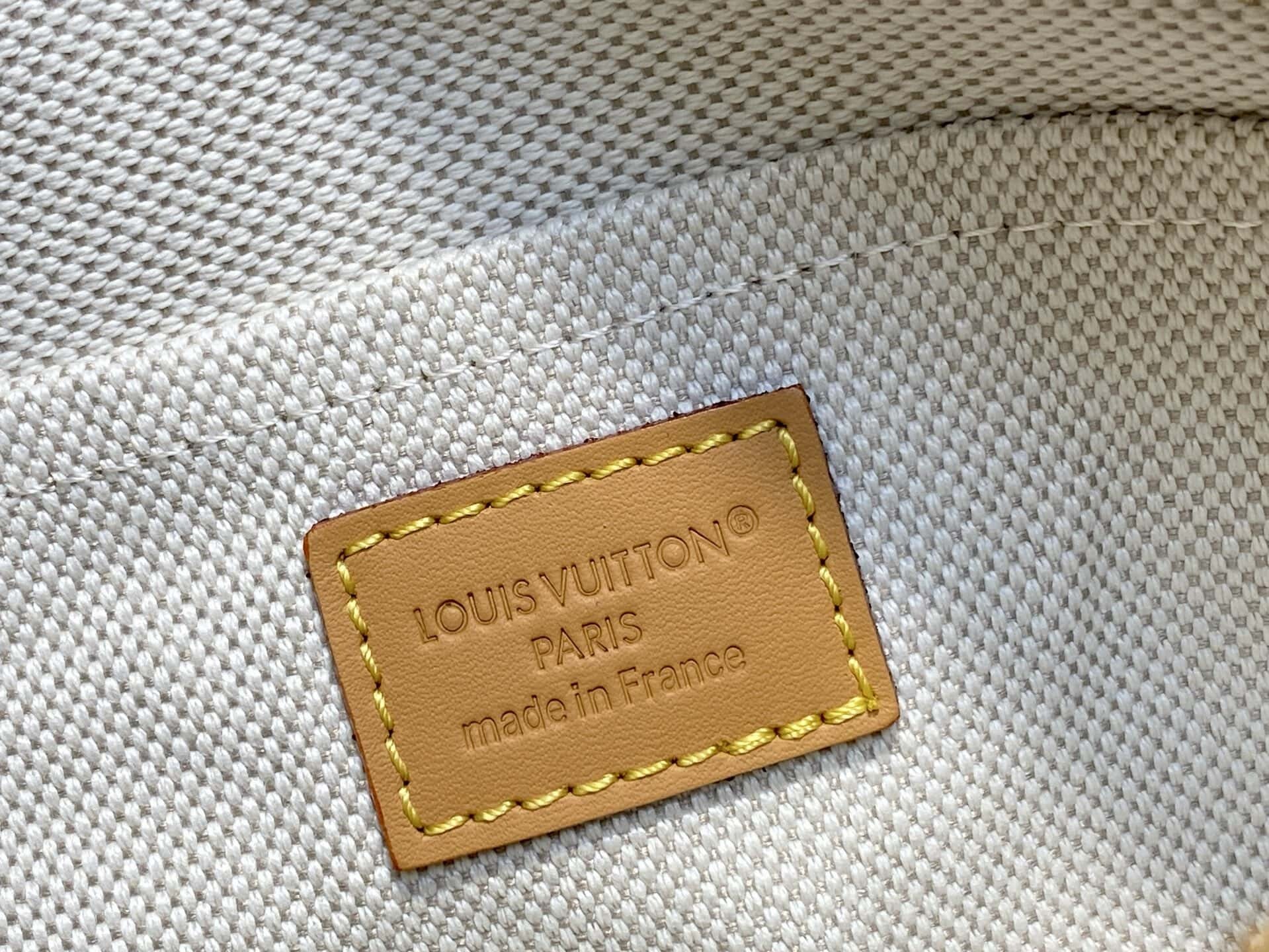 LV M26937军绿色 Trocadéro Wearable Wallet 邮差手袋