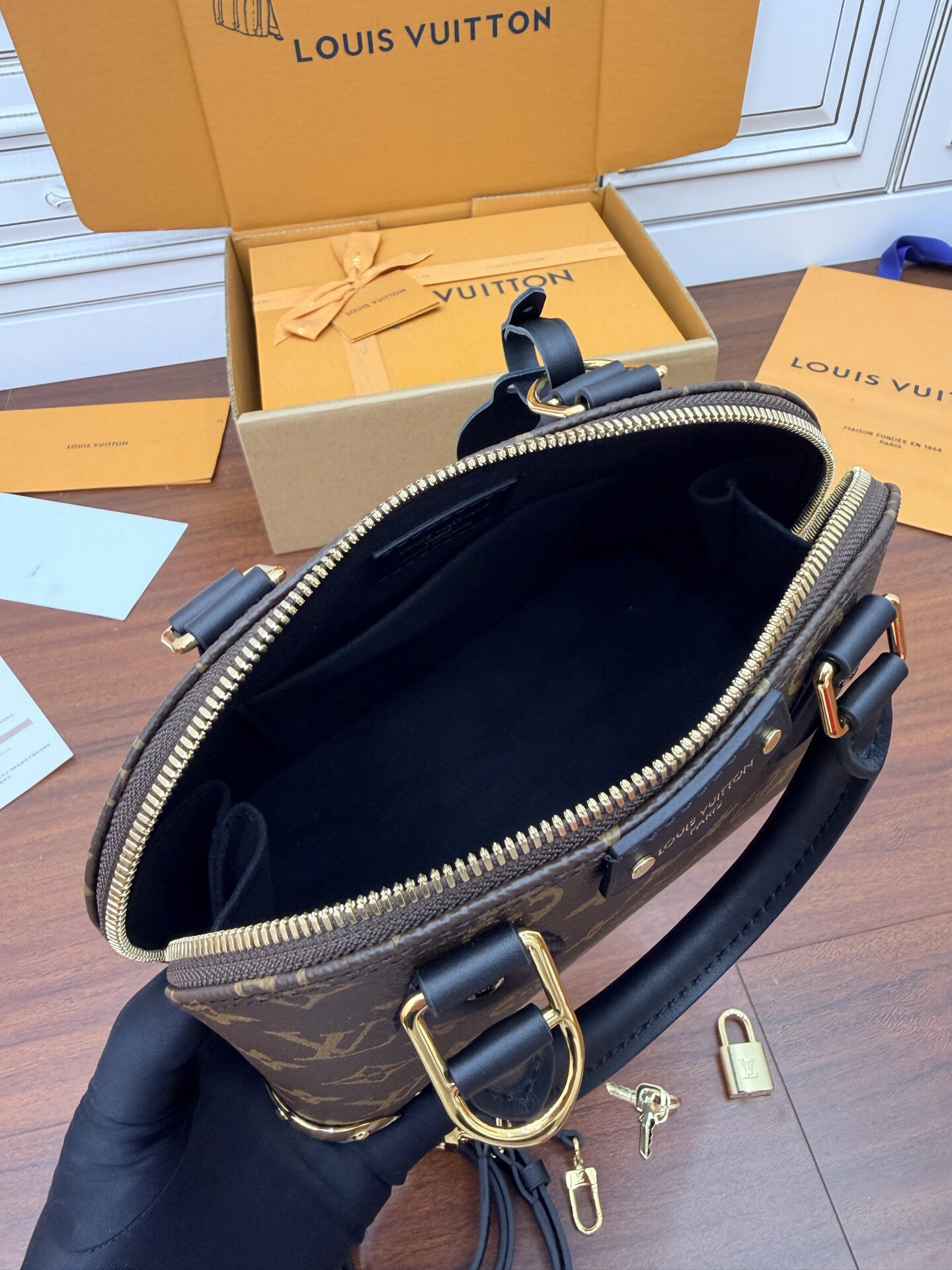 LV M26084 Alma Trunk BB 手袋